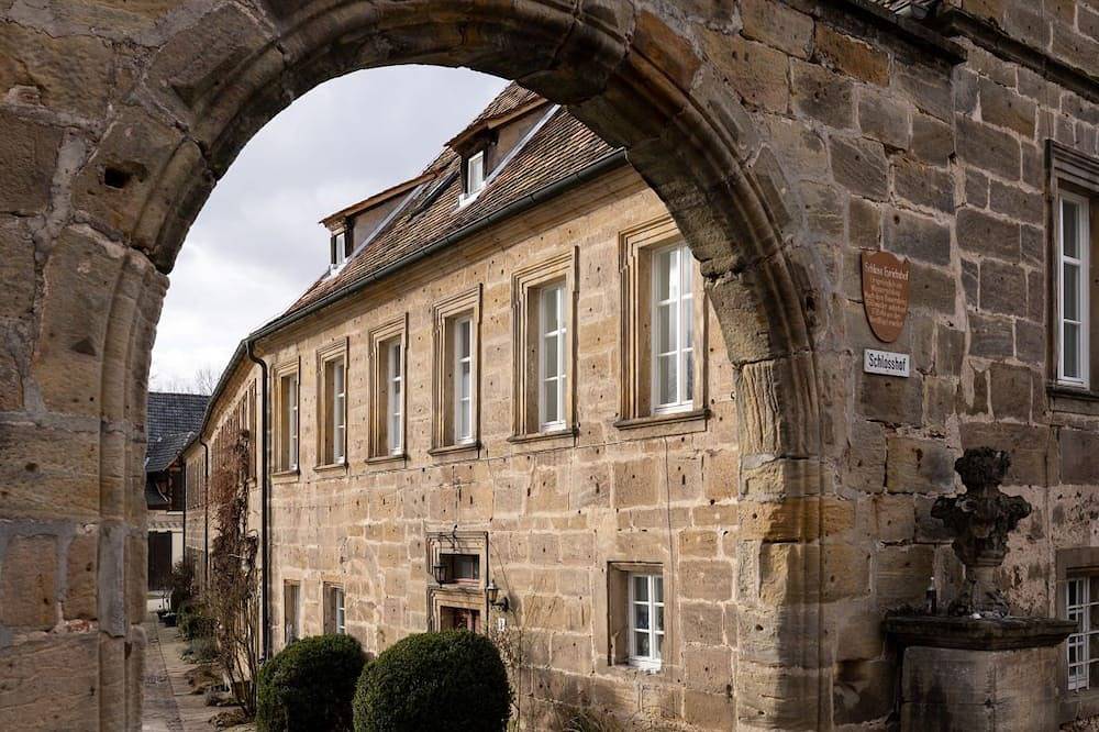 Ganze Wohnung, Ferienwohnung Dekanshaus im Schloss Eyrichshof (63qm) mit zwei Doppelzimmer in Ebern, Landkreis Haßberge