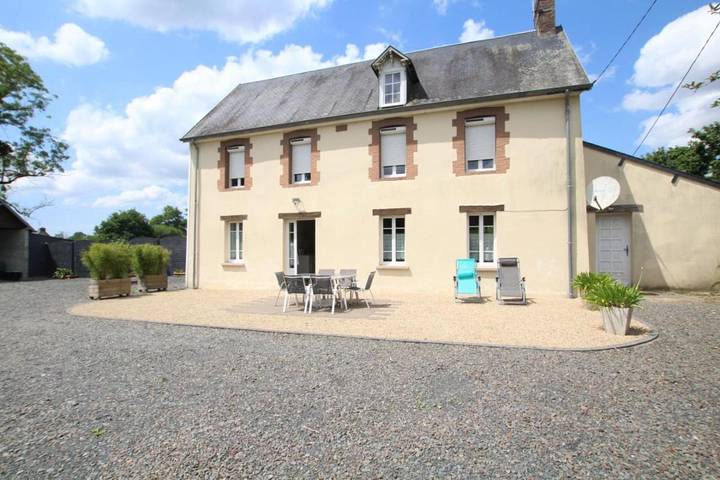Location de vacances pour 6 personnes, avec jardin, animaux acceptés à Saint-Martin-de-Cenilly