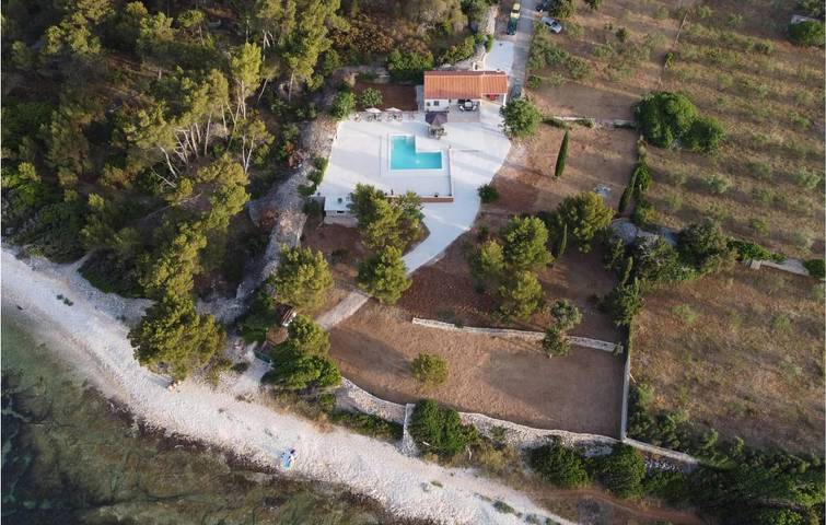 Charmantes Apartment mit Pool, WLAN und Küche – 2 km vom Strand entfernt! in Supetar, Brac