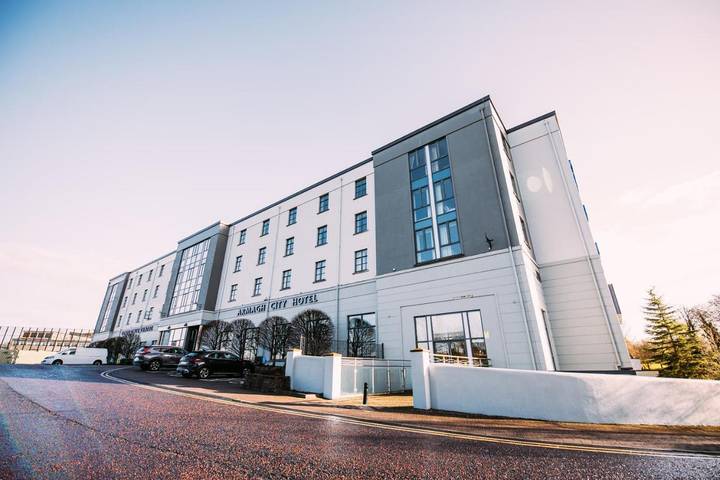 Hotel for 3 people, with Terrace and Pool as well as Sauna in Armagh