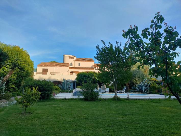 Villa pour 12 personnes, avec piscine ainsi que terrasse et jardin