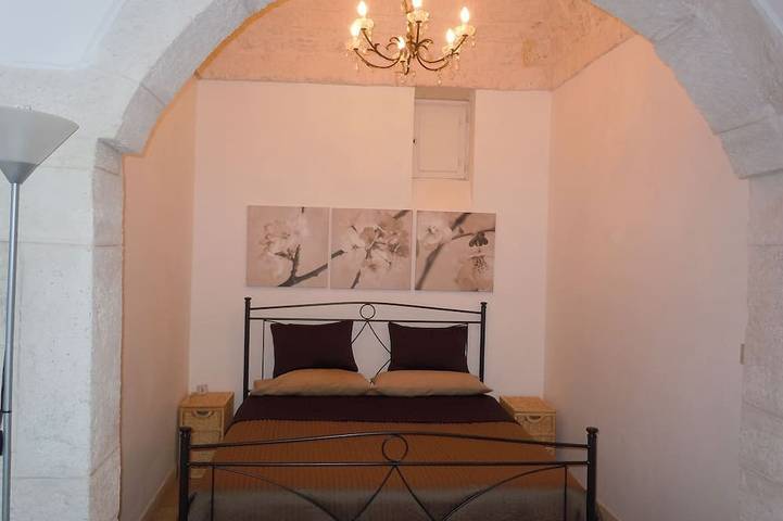 Schönes Stadthaus aus Stein aus dem 18. Jahrhundert mit Balkon und 2 Dachterrassen in Ostuni, Salento