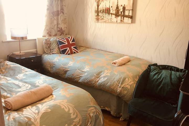 Centrally located 4 bedroom house with garden free parking in Zone 1 London in Southwark, Londra