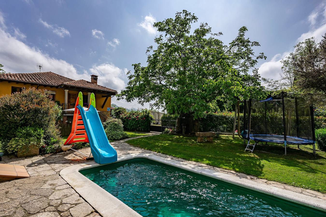 Maison de vacances avec vue sur la montagne, piscine chauffée et aire de jeux pour enfants in Parres, Asturias Province