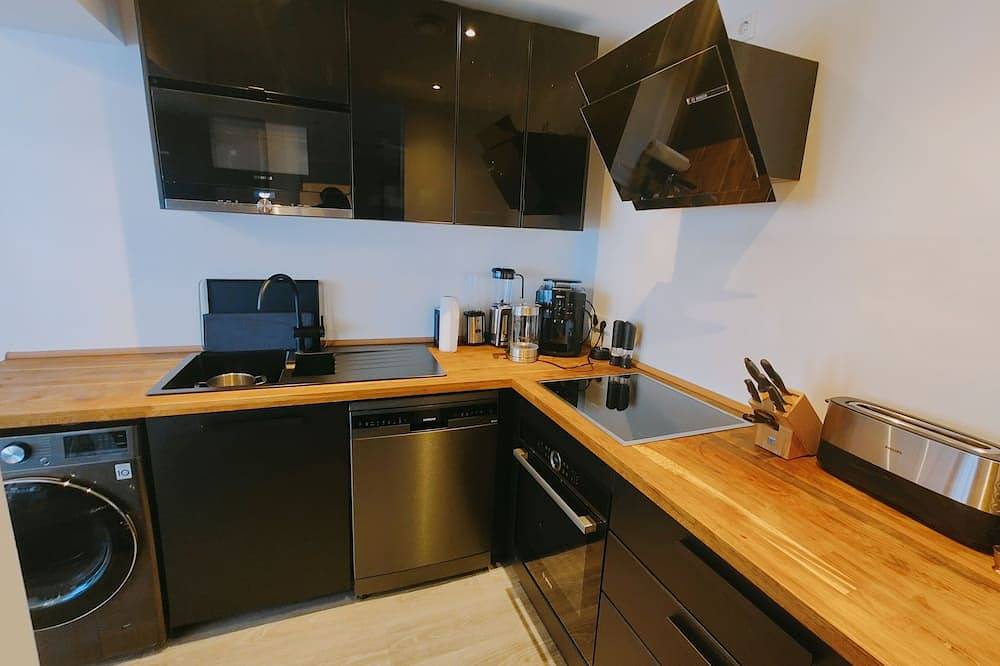 Ganze Wohnung, Stunning Apartment in Center With a Beautiful Balcony! in Düsseldorf-Stadtmitte, Düsseldorf