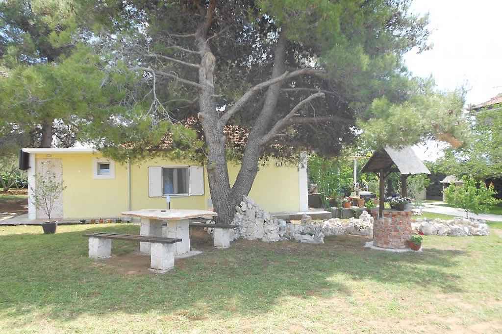 Ferienhaus 50 meter vom Meter mit großem Garten in Sukosan, Zadar