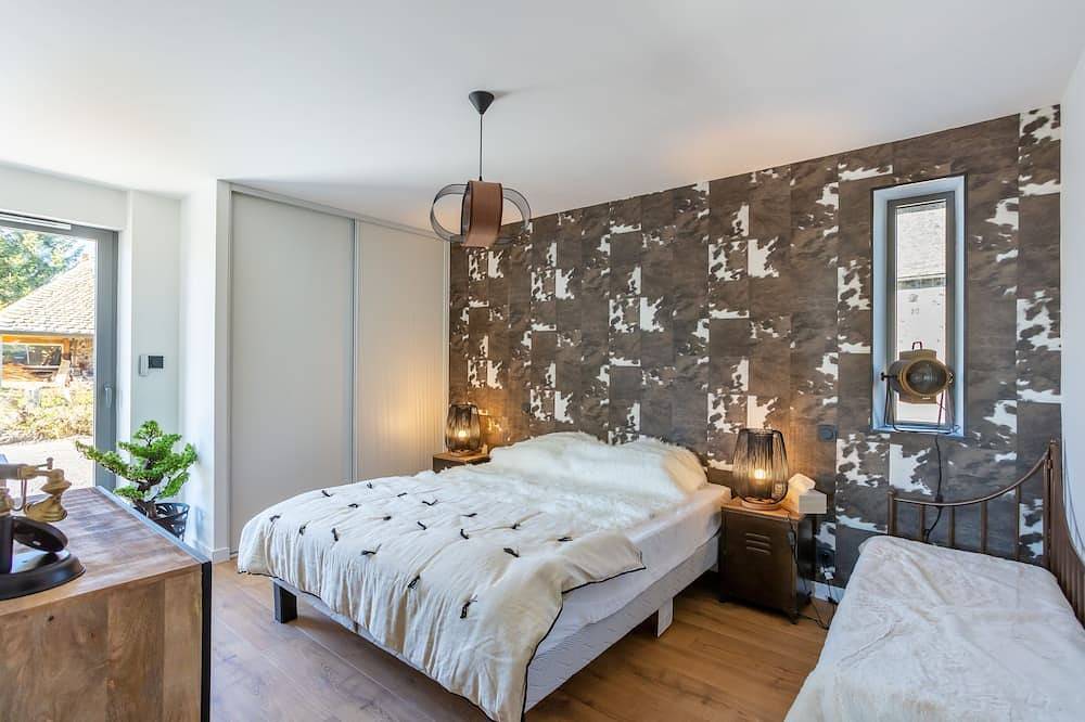 Warm, modern Buron with views of the Aubrac mountains in Saint-Chély-d'Aubrac, Macizo Central