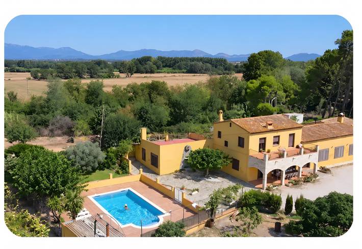 Maison de campagne 'Les Cabretes Vilanova De La Muga' avec vue sur la montagne in Peralada, Haut-Ampurdan