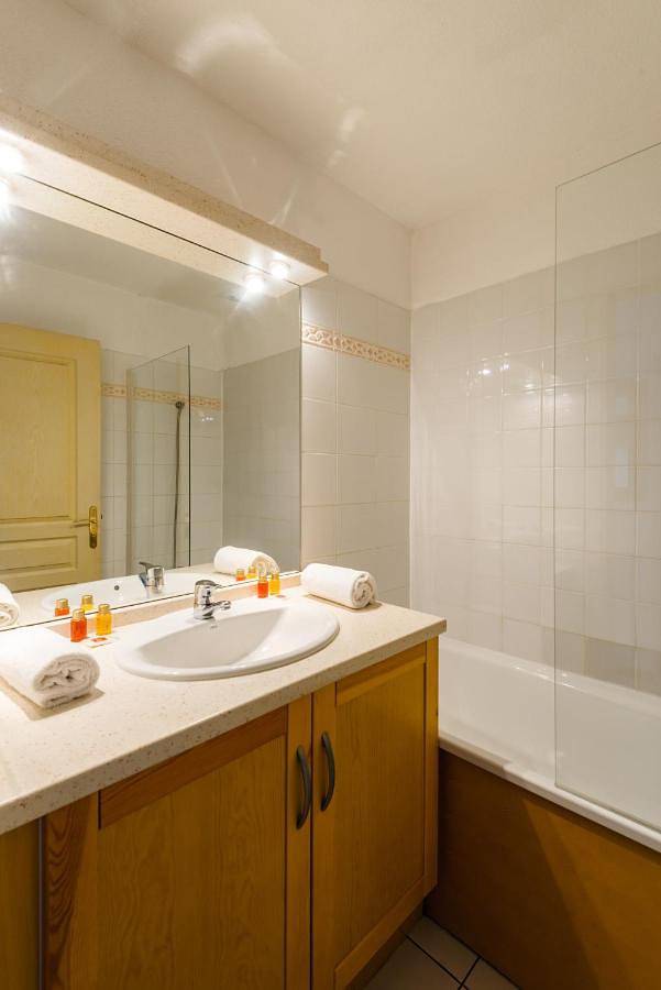 Parc de vacances pour 6 personnes, avec jardin ainsi que terrasse et piscine, animaux acceptés dans les Pyrénées - 2