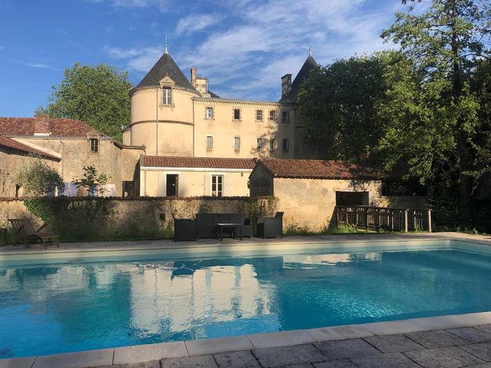 Location de vacances pour 2 personnes, avec vue sur le lac et vue ainsi que jardin et piscine, animaux acceptés à Saint-Sulpice-en-Pareds