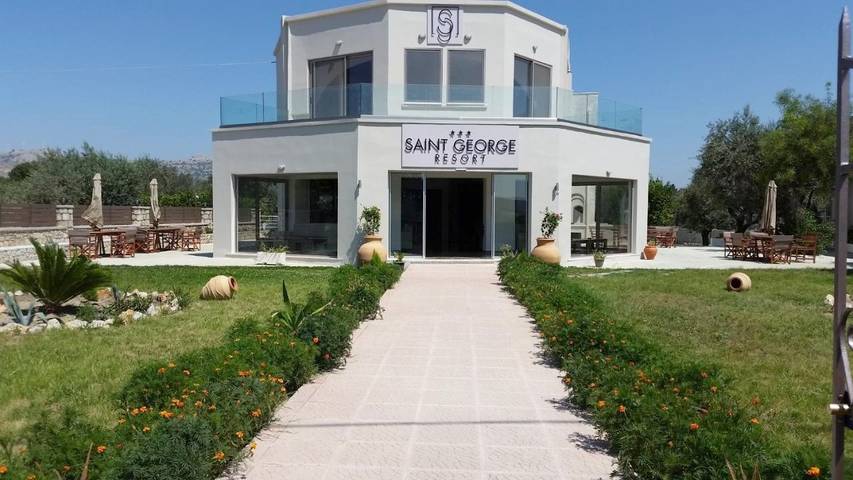 Hôtel pour 3 personnes, avec piscine ainsi que vue et jardin, adapté aux familles