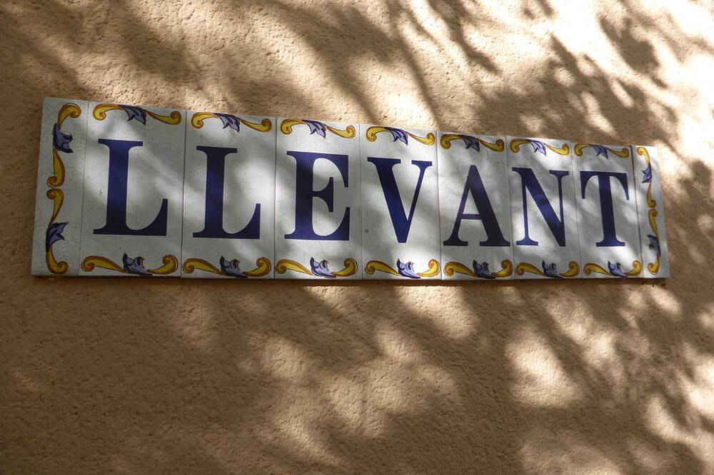 Cozy house, right on the beach and on the golf course in a quiet urbanization in Oliva, Costa Blanca