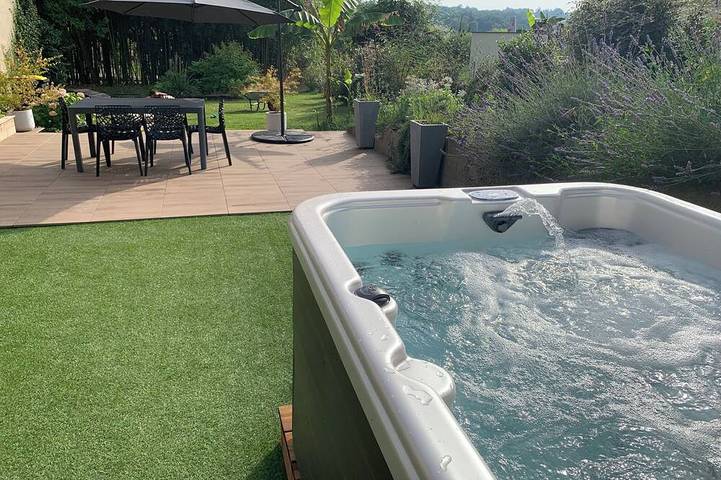 Gîte pour 6 personnes, avec jacuzzi et jardin à Génébrières