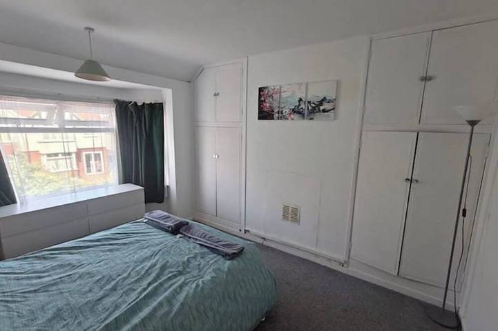 Entire 3-bed home with parking near uni & hospital in Guildford, Surrey
