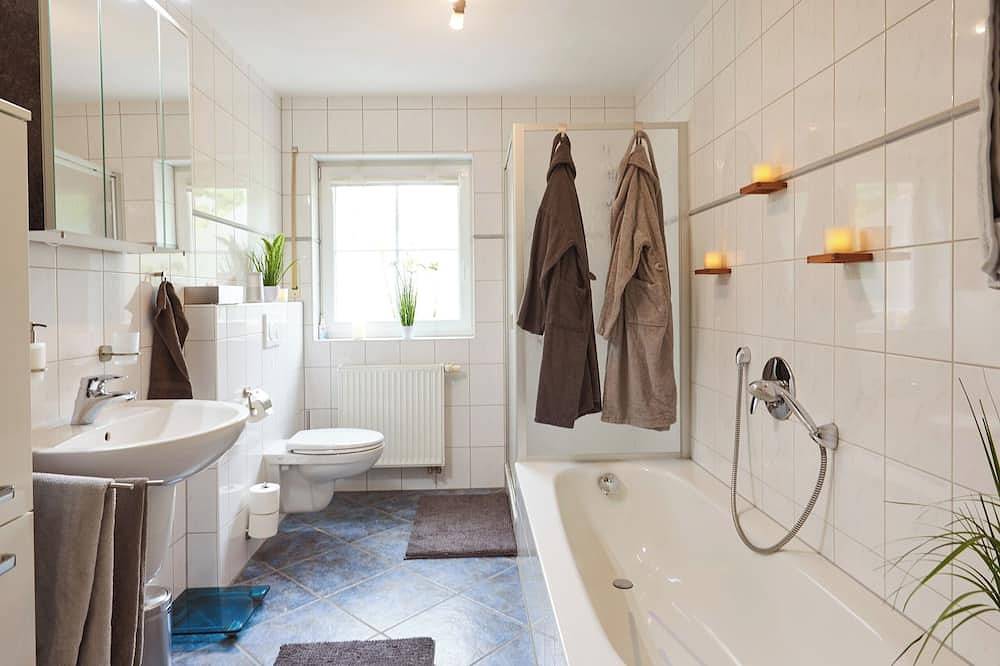 Ganze Wohnung, 4-Sterne-Ferienwohnung für max. 3 Erwachsene + Kleinkind in Altenkirchen & Umgebung