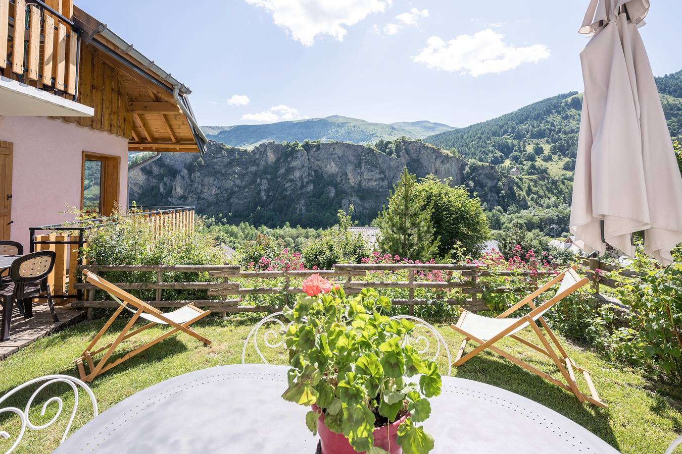 Chalet 'La Mouliniere 2' with Mountain View, Private Garden and Wi-Fi in Valloire, Saint-Jean-de-Maurienne region