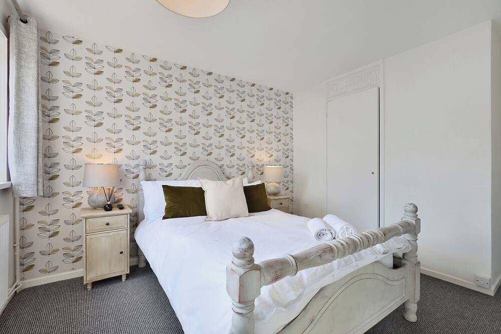 Large 2-Br  • City Home  • Free Parking  • Sleeps 6 in Hereford, Herefordshire