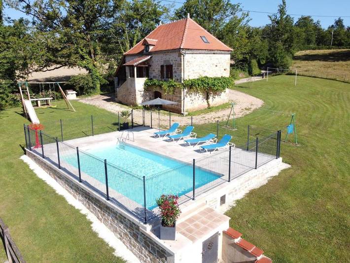 Gîte pour 6 personnes, avec jardin ainsi que piscine et terrasse à Théminettes