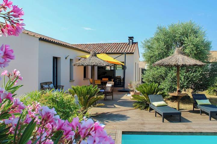 Location de vacances pour 10 personnes, avec Jacuzzi ainsi que Jardin et Piscine à Landevieille