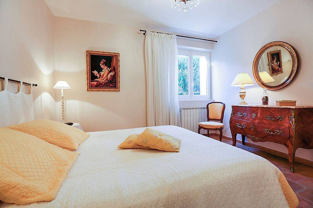 Stylish family house with pool at the foot of the village of Ménerbes in Ménerbes, Parc naturel régional du Luberon