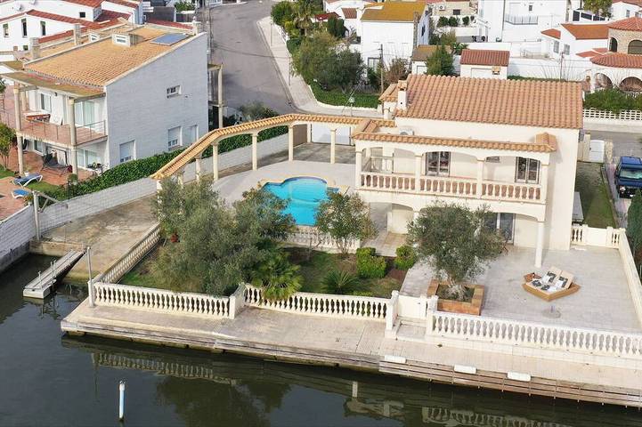 Holiday rental for 8 people, with Balcony and Terrace as well as Garden in Roses