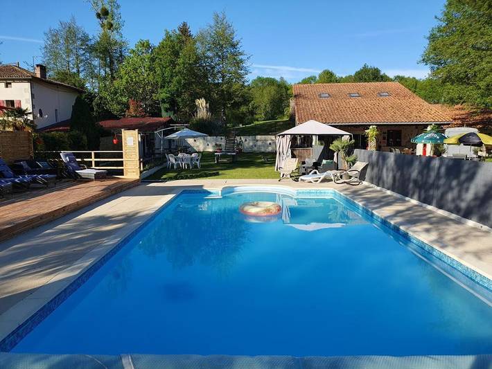Location de vacances pour 2 personnes, avec vue ainsi que piscine et jardin à Saulgond - 4