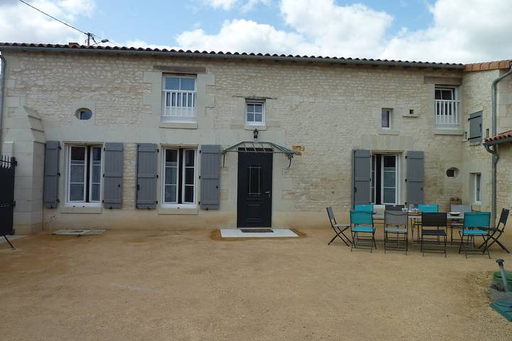 Gîte pour 9 personnes, avec terrasse à La Roche-Rigault