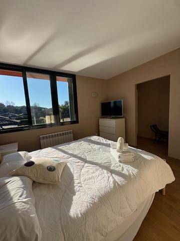 Location de vacances pour 6 personnes, avec vue ainsi que jardin et piscine à Navata - 3