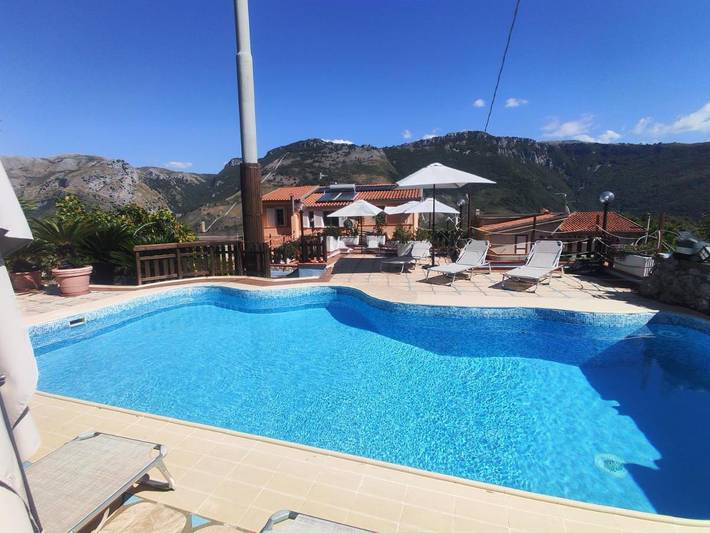 Casa vacanza per 6 persone, con panorama e giardino nonché piscina in Papasidero