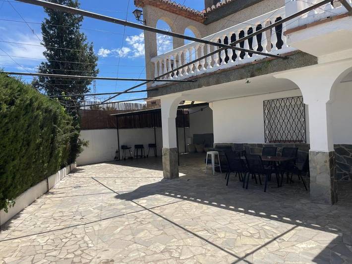 Chalet para 16 personas, con vistas además de jardín y piscina en Vega de Granada - 4
