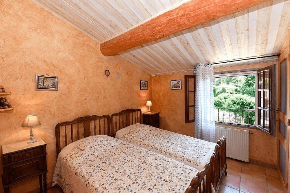 La Bastide les Basses Royères offers seasonal rentals of a house with a swimming in Robion, Parc naturel régional du Luberon