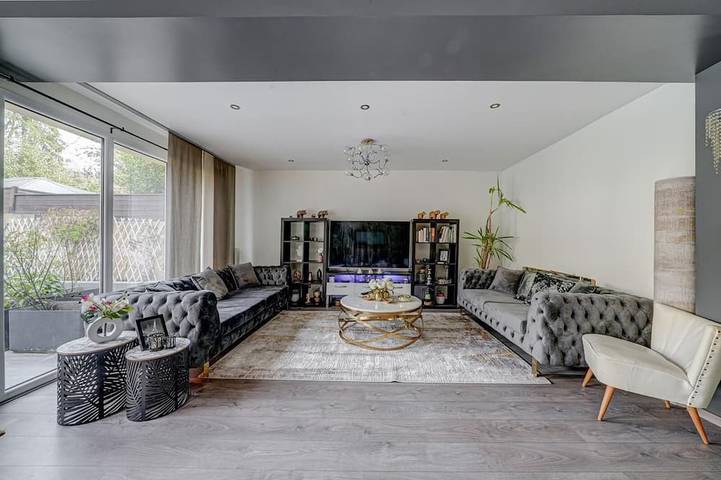 Maison de vacances pour 14 personnes, avec Balcon et Jacuzzi ainsi que Jardin et Piscine à Neuilly-Plaisance