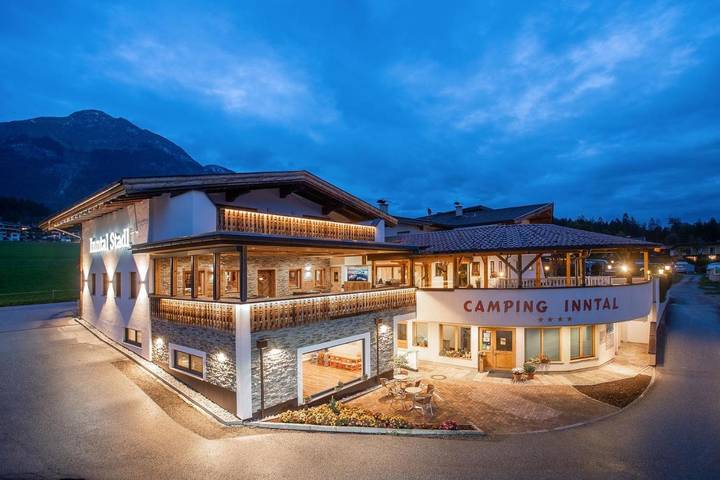Camping für 2 Personen, mit Terrasse und Pool sowie Sauna und Ausblick in Wiesing