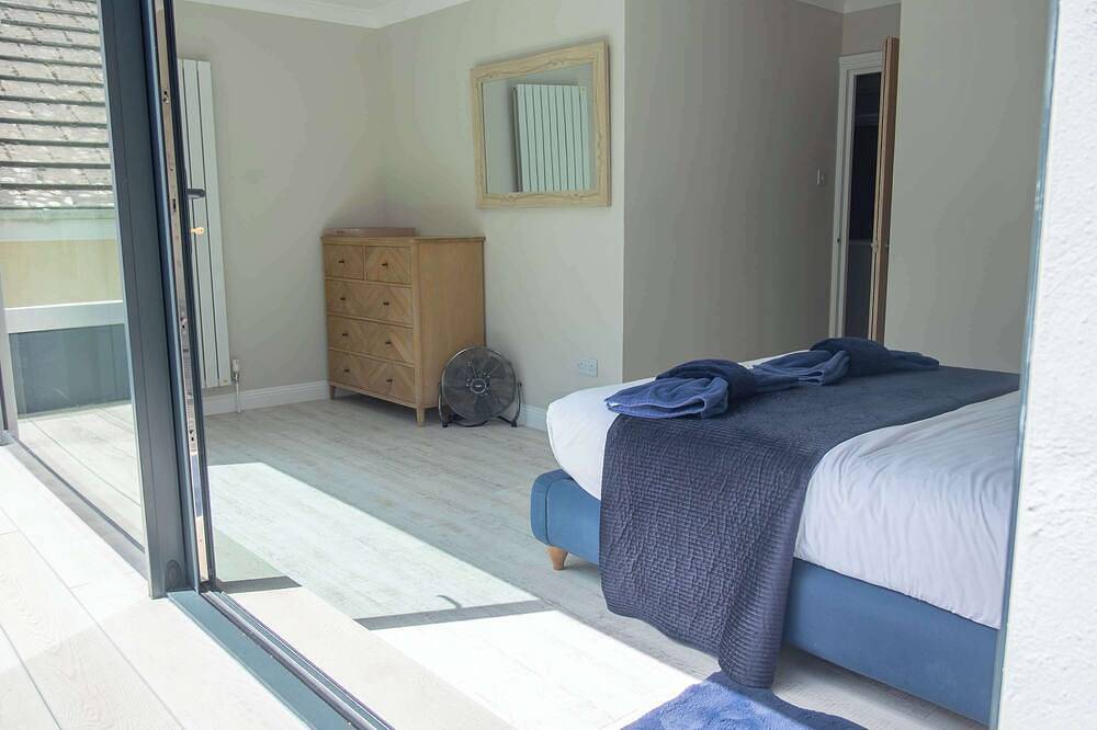 High Tides Elegant 5-Bedroom Villa in Sandbanks in Sandbanks, Poole