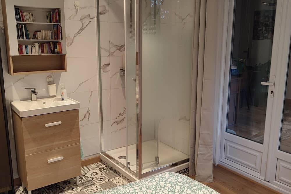 Bedroom with bathroom in Argenteuil, Val-d'Oise
