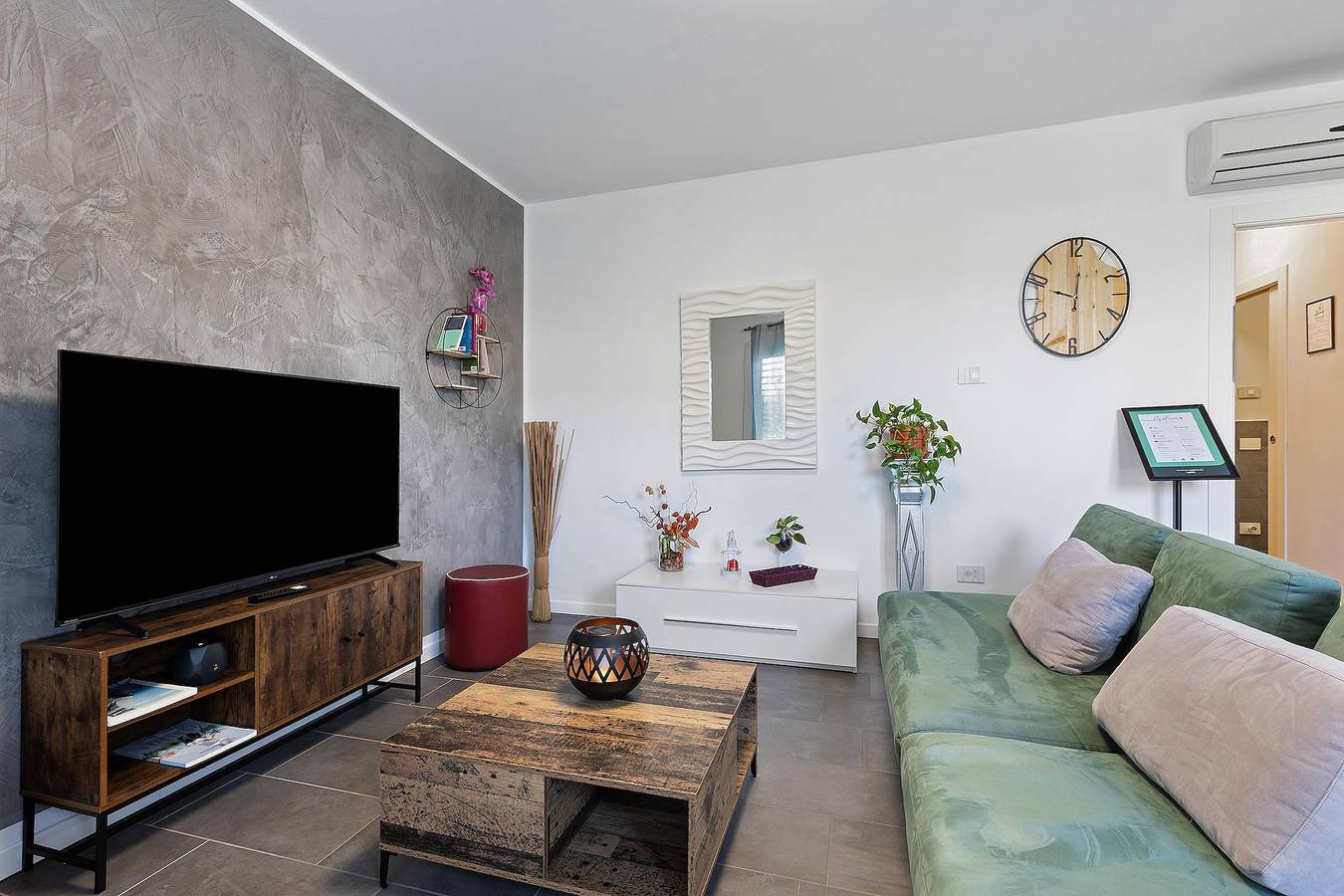 Ganze Wohnung, Apartment 'Bellavista Luxury Home' mit privatem Pool, Wlan und Klimaanlage in Peschiera del Garda, Gardasee-Berge