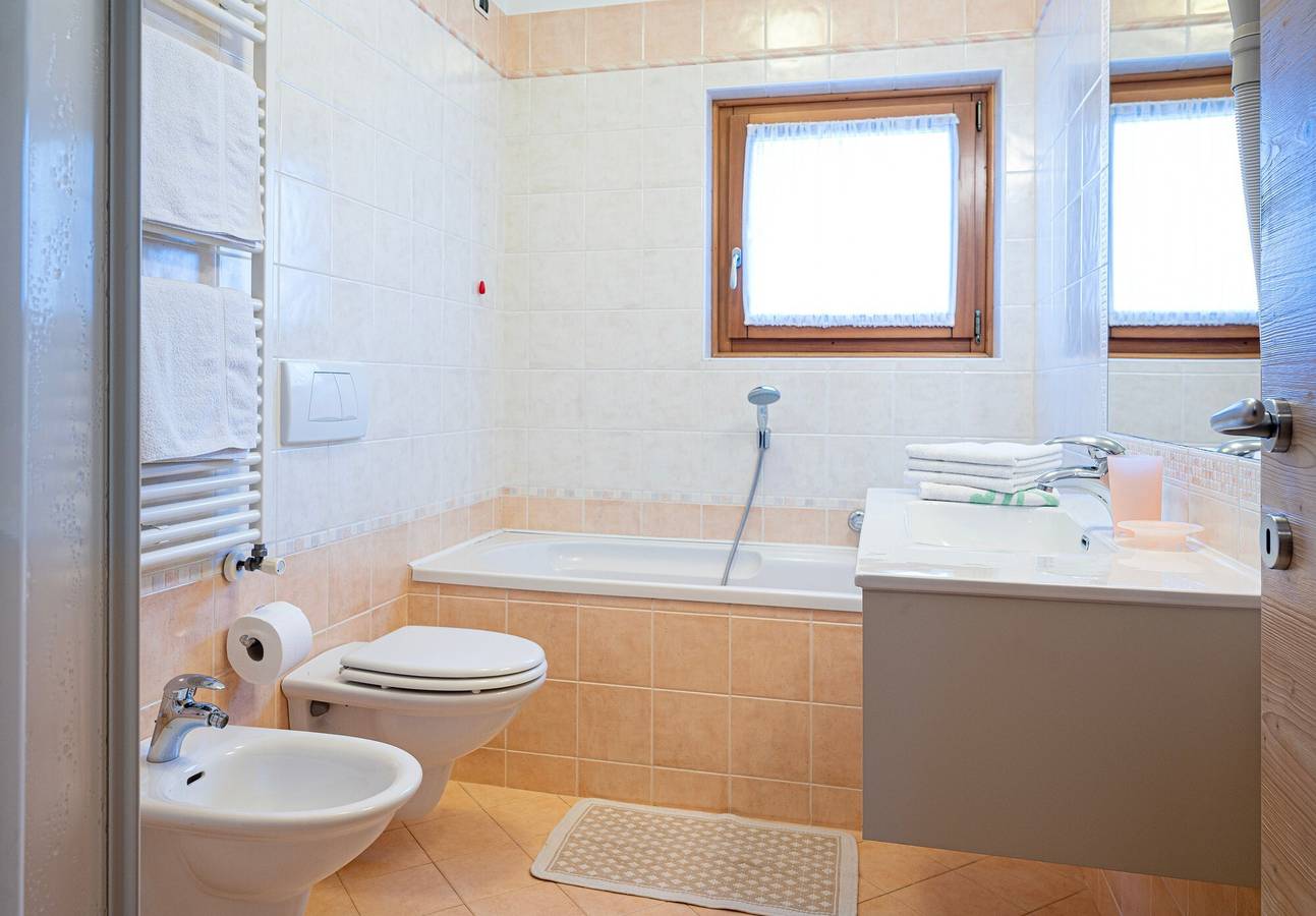 Appartamento intero, Appartamento 'Aronne Bait Giobbe' con vista sulle montagne, giardino e Wi-Fi in Livigno (Borgo), Livigno
