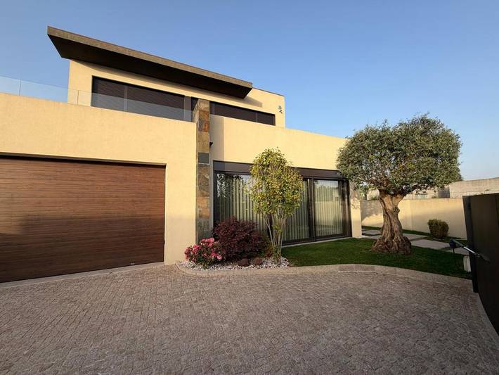 Location de vacances pour 5 personnes, avec Balcon et Terrasse ainsi que Jardin et Piscine dans Paços de Ferreira