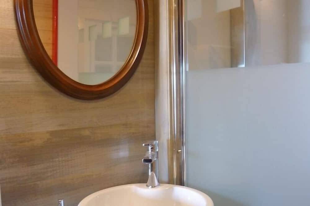 Roulotte , Canoë , 4 vélos Marais Poitevin La Rochelle in Vix, Fontenay-le-Comte