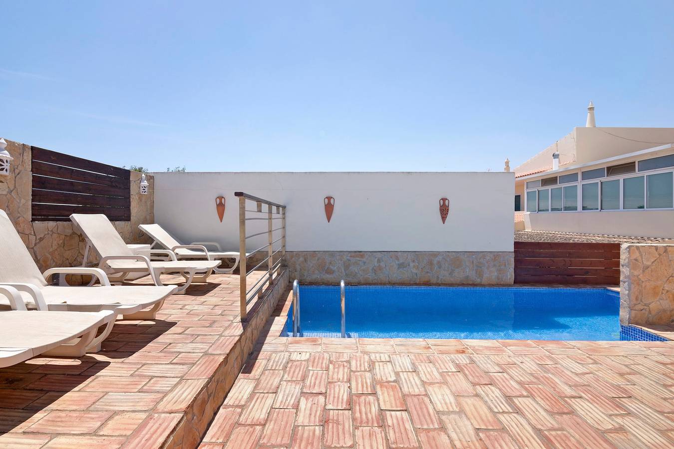 Kamer 'South Side Guesthouse - Quarto W' met gedeeld zwembad, wifi en airco, foto 7