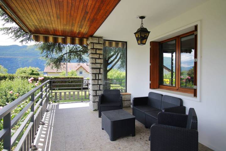 Location de vacances pour 4 personnes, avec vue sur le lac et jardin à Brison-Saint-Innocent