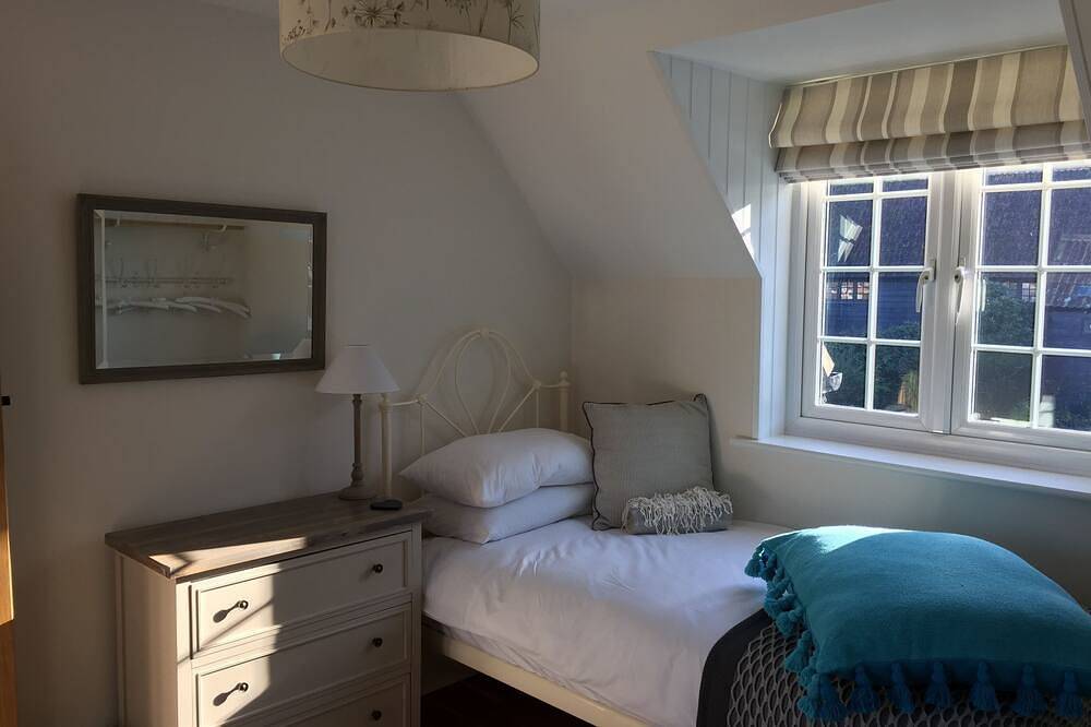Luxury 3 bed Cottage in pretty New Forest Village perfectly located for beaches in Burley, Hampshire