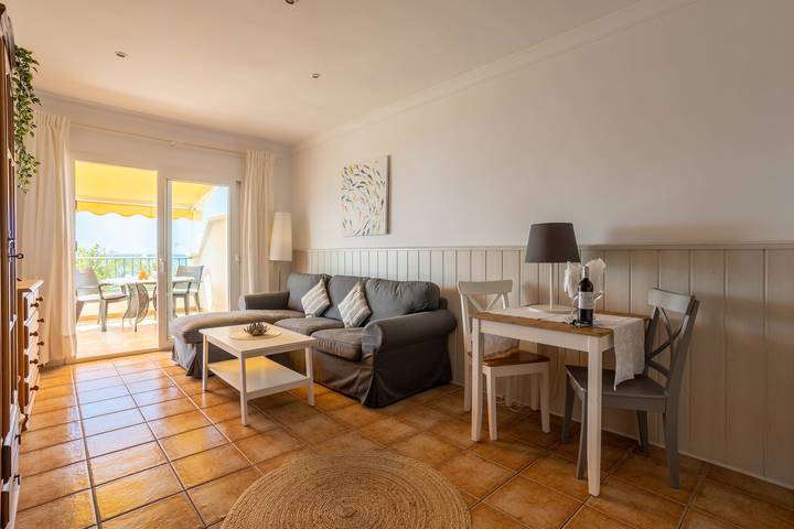 Ganze Wohnung, 'Sonnige Ferienwohnung Frontline Burriana' in Strandnähe mit Meerblick, Wlan, Klimaanlage und Balkon in Playa de Burriana, Nerja
