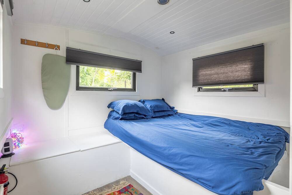 Central Cambridge Modern Solar Houseboat in Market Ward, Cambridge