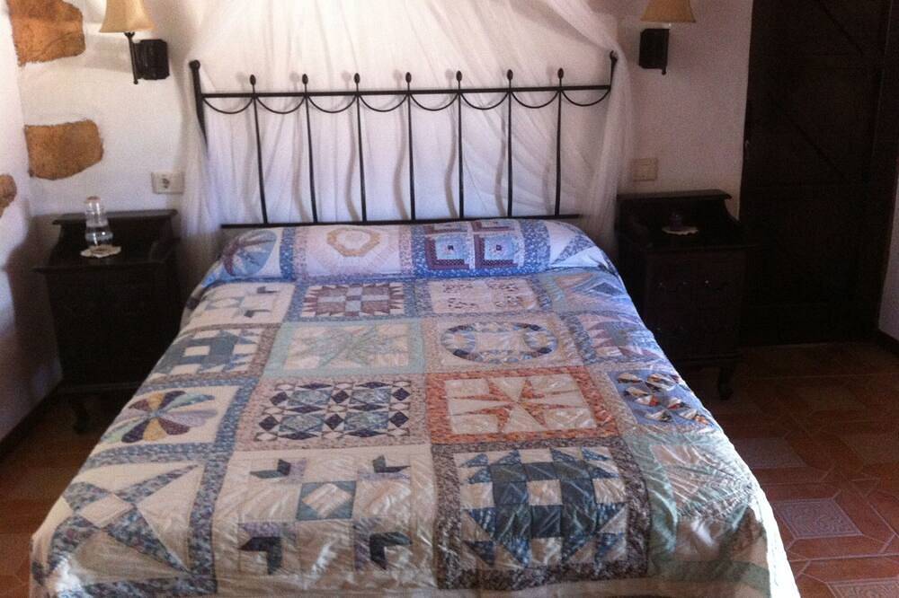 Rafael Grandfather House, avec jacuzzi, piscine, connexion Wi-Fi, pétanque et minigolf in Llanos de la Concepción, Puerto del Rosario